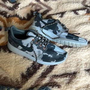 Nike roshe, navy and light blue. Size 6.5